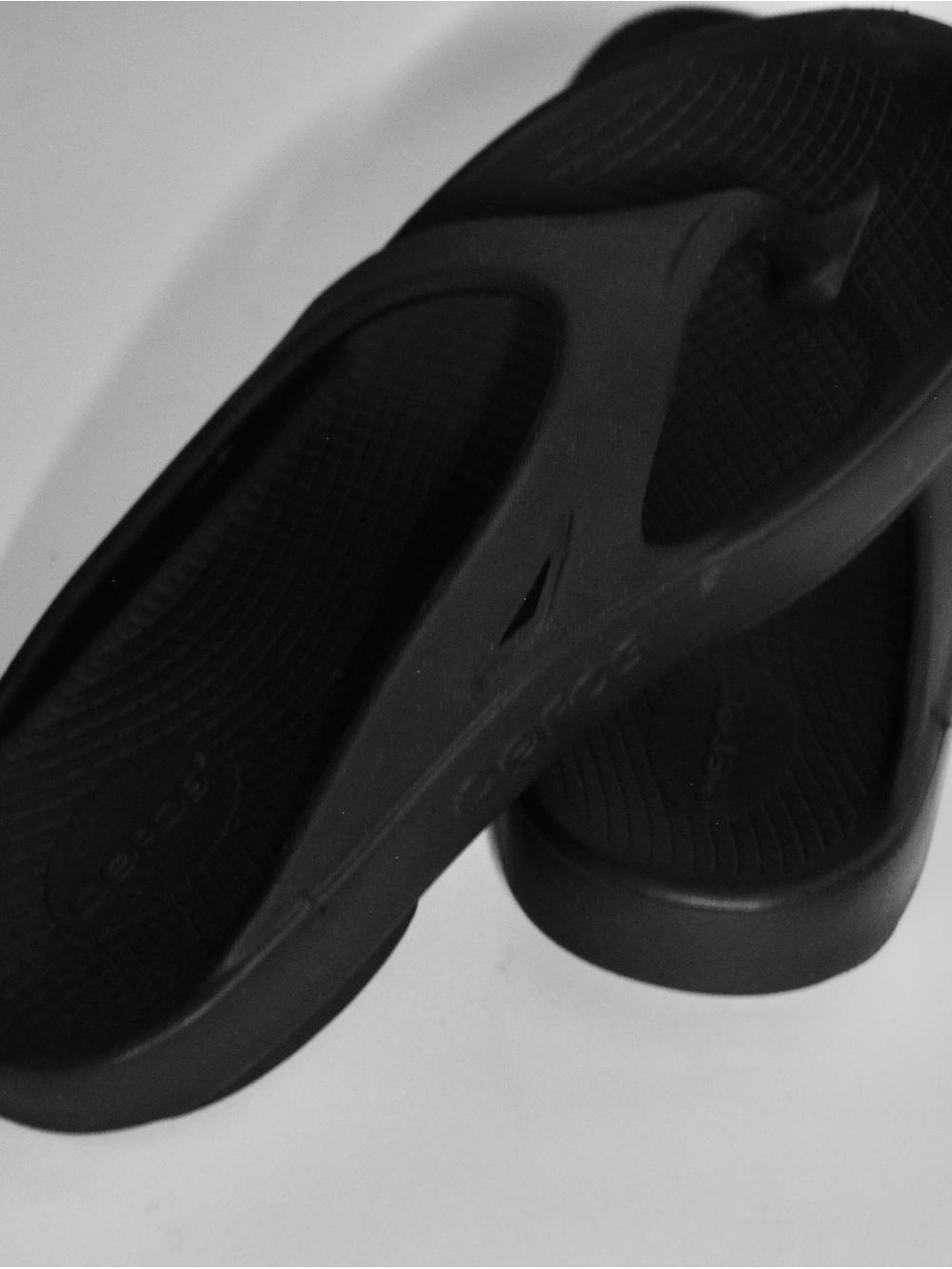 OOFOS Size M9-W11 Black Recovery Slip-On Sandals